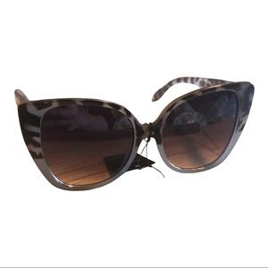 Cogni-Wear Women’s Sunglasses Cat Eye Giraffe Grey UV400 NWT